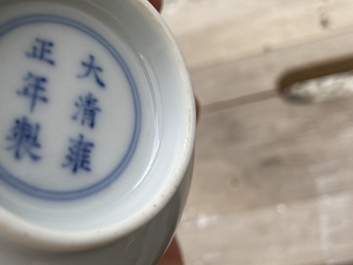 Un bol en porcelaine de Chine en blanc monochrome, marque et &eacute;poque de Yongzheng