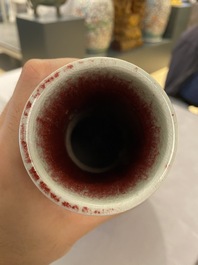 Un vase de forme bouteille en porcelaine de Chine &agrave; &eacute;mail langyao, 19/20&egrave;me