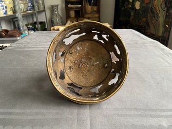 Un grand br&ucirc;le-parfum tripod couvert en bronze, Chine, 19&egrave;me