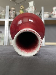 Un vase de forme bouteille en porcelaine de Chine &agrave; &eacute;mail langyao, 19/20&egrave;me