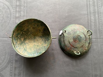 Un bol &agrave; nourriture rituel tripod couvert de type 'dui' en bronze, Chine, Zhou de l'Est