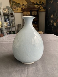 Un vase de forme 'yuhuchunping' en porcelaine de Chine en clair de lune monochrome, Chine, 19&egrave;me