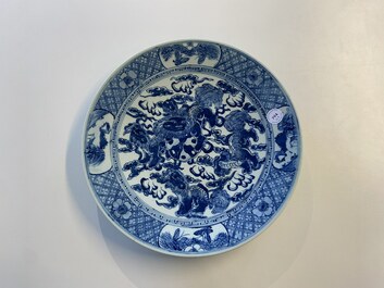 Trois plats en porcelaine de Chine en bleu et blanc &agrave; d&eacute;cor de dragons, ph&eacute;nix et de lions bouddhistes, 19&egrave;me