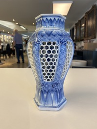 Un vase ajour&eacute; et &agrave; double parois en porcelaine de Chine en bleu et blanc, Kangxi