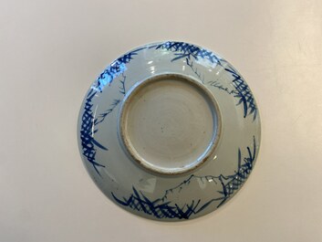 Trois plats en porcelaine de Chine en bleu et blanc &agrave; d&eacute;cor de dragons, ph&eacute;nix et de lions bouddhistes, 19&egrave;me