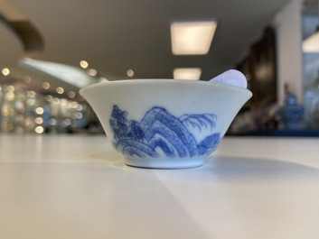 Une tasse &agrave; vin en porcelaine de Chine en bleu et blanc de l'&eacute;pave Ca Mau, marque et &eacute;poque de Yongzheng