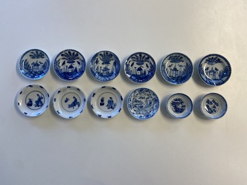 Vingt-sept soucoupes et sept tasses en porcelaine de Chine en bleu et blanc, Kangxi et apr&egrave;s
