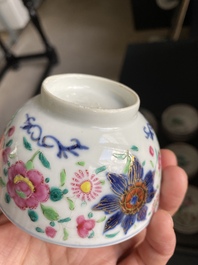 Treize soucoupes et douze tasses en porcelaine de Chine famille rose, Qianlong
