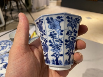 Vingt-et-un soucoupes et dix-huit tasses en porcelaine de Chine en bleu et blanc, Kangxi