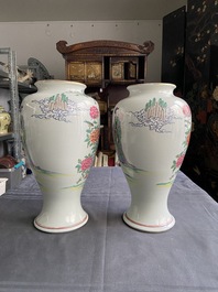 Une paire de vases en porcelaine de Chine famille rose, marque de Kangxi, R&eacute;publique