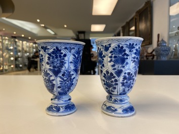 Une paire de gobelets couverts en porcelaine de Chine en bleu et blanc, Kangxi