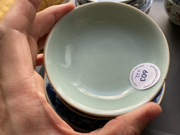 Une collection vari&eacute;e de tasses et soucoupes en porcelaine de Chine, 18/19&egrave;me