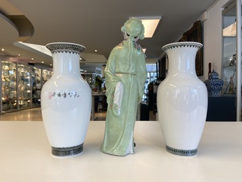 Une figure et deux vases en porcelaine de Chine famille rose, 20&egrave;me