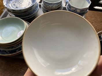 Une collection vari&eacute;e de tasses et soucoupes en porcelaine de Chine, 18/19&egrave;me