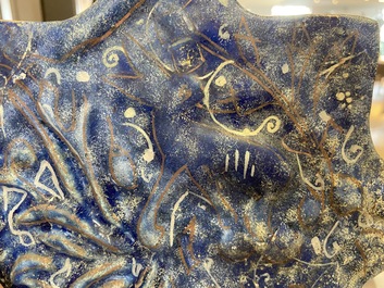 Een Ilkhanid Lajvardina stertegel met blauwe fondkleur, Iran, 13/14e eeuw