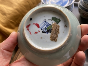 Une collection vari&eacute;e de tasses et soucoupes en porcelaine de Chine, 18/19&egrave;me