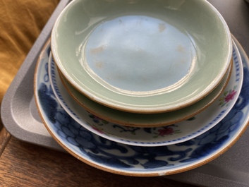 Une collection vari&eacute;e de tasses et soucoupes en porcelaine de Chine, 18/19&egrave;me