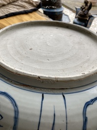 Un grand plat en porcelaine de Chine de type kraak &agrave; d&eacute;cor tr&egrave;s fin d'une jardini&egrave;re, Wanli