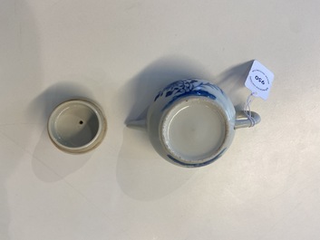 Une petite th&eacute;i&egrave;re en porcelaine de Chine en bleu et blanc, 19&egrave;me