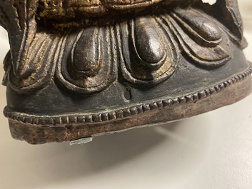 Une figure de Bouddha en bronze dor&eacute;, Chine, Ming