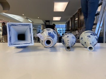 Huit vases en porcelaine de Chine en bleu et blanc, Kangxi et apr&egrave;s
