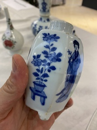 Vier Chinese blauw-witte, famille rose en famille verte vazen, Kangxi/Yongzheng