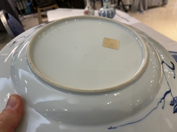 Une paire de plats en porcelaine de Chine en bleu et blanc &agrave; d&eacute;cor d'une sc&egrave;ne du 'Xi Xiang Ji', Yongzheng