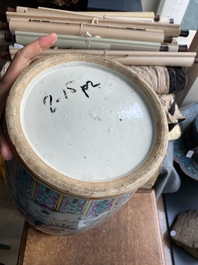 Deux vases en porcelaine de Chine famille rose et un en bleu et blanc sur fond c&eacute;ladon &agrave; d&eacute;cor d'antiquit&eacute;s, 19&egrave;me