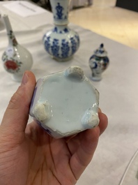 Quatre vases en porcelaine de Chine en bleu et blanc, famille rose et famille verte, Kangxi/Yongzheng