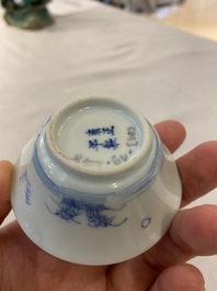 Une tasse &agrave; vin en porcelaine de Chine en bleu et blanc de l'&eacute;pave Ca Mau, marque et &eacute;poque de Yongzheng