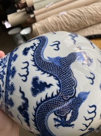 Un vase de forme 'yuhuchunping' en porcelaine de Chine en bleu et blanc sur socle en bois, marque de Qianlong, 19/20&egrave;me