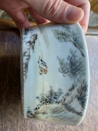 Un lave-pinceaux en porcelaine de Chine qianjiang cai &agrave; d&eacute;cor d'un paysage, sign&eacute; Zhou Zi Shan, dat&eacute; 1886