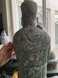 Un vase de forme carr&eacute;e en porcelaine de Chine qianjiang cai et une figure d'un dieu d'&eacute;toiles, Chine, 19/20&egrave;me