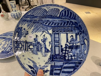 Une paire de plats en porcelaine de Chine en bleu et blanc &agrave; d&eacute;cor d'une sc&egrave;ne du 'Xi Xiang Ji', Yongzheng