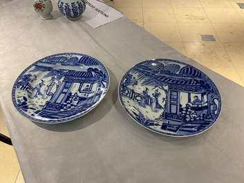 Une paire de plats en porcelaine de Chine en bleu et blanc &agrave; d&eacute;cor d'une sc&egrave;ne du 'Xi Xiang Ji', Yongzheng