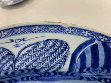 Une paire de plats en porcelaine de Chine en bleu et blanc &agrave; d&eacute;cor d'une sc&egrave;ne du 'Xi Xiang Ji', Yongzheng