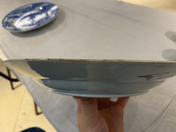 Une paire de plats en porcelaine de Chine en bleu et blanc &agrave; d&eacute;cor d'une sc&egrave;ne du 'Xi Xiang Ji', Yongzheng