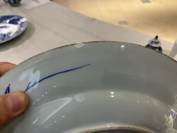 Une paire de plats en porcelaine de Chine en bleu et blanc &agrave; d&eacute;cor d'une sc&egrave;ne du 'Xi Xiang Ji', Yongzheng