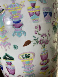 Deux vases en porcelaine de Chine famille rose et un en bleu et blanc sur fond c&eacute;ladon &agrave; d&eacute;cor d'antiquit&eacute;s, 19&egrave;me