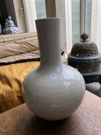 Un vase de forme 'tianqiu ping' en porcelaine de Chine en blanc monochrome, 18/19&egrave;me