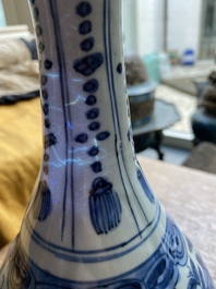 Een Chinese blauw-witte kraakporseleinen flesvormige vaas, Wanli
