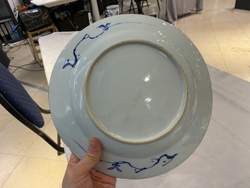 Une paire de plats en porcelaine de Chine en bleu et blanc &agrave; d&eacute;cor d'une sc&egrave;ne du 'Xi Xiang Ji', Yongzheng