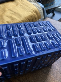 Un vase de forme 'cong' en porcelaine de Chine bleu monochrome, marque de Guangxu, R&eacute;publique