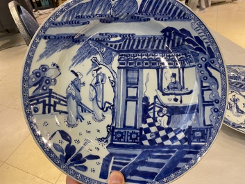 Une paire de plats en porcelaine de Chine en bleu et blanc &agrave; d&eacute;cor d'une sc&egrave;ne du 'Xi Xiang Ji', Yongzheng