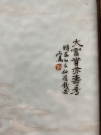 Une plaque de forme rectangulaire en porcelaine de Chine qianjiang cai, sign&eacute;e Qian An et dat&eacute;e 1905