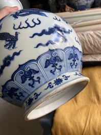 Un vase de forme 'yuhuchunping' en porcelaine de Chine en bleu et blanc sur socle en bois, marque de Qianlong, 19/20&egrave;me