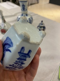 Quatre vases en porcelaine de Chine en bleu et blanc, famille rose et famille verte, Kangxi/Yongzheng