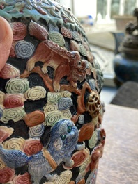 Un vase en porcelaine de Chine famille rose &agrave; d&eacute;cor en relief de lions bouddhistes, Chine, marque de Qianlong, 19&egrave;me