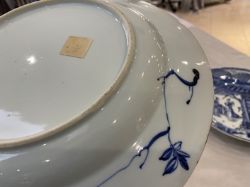 Une paire de plats en porcelaine de Chine en bleu et blanc &agrave; d&eacute;cor d'une sc&egrave;ne du 'Xi Xiang Ji', Yongzheng