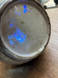 Un vase de forme bouteille en porcelaine de Chine en bleu et blanc de type kraak, Wanli